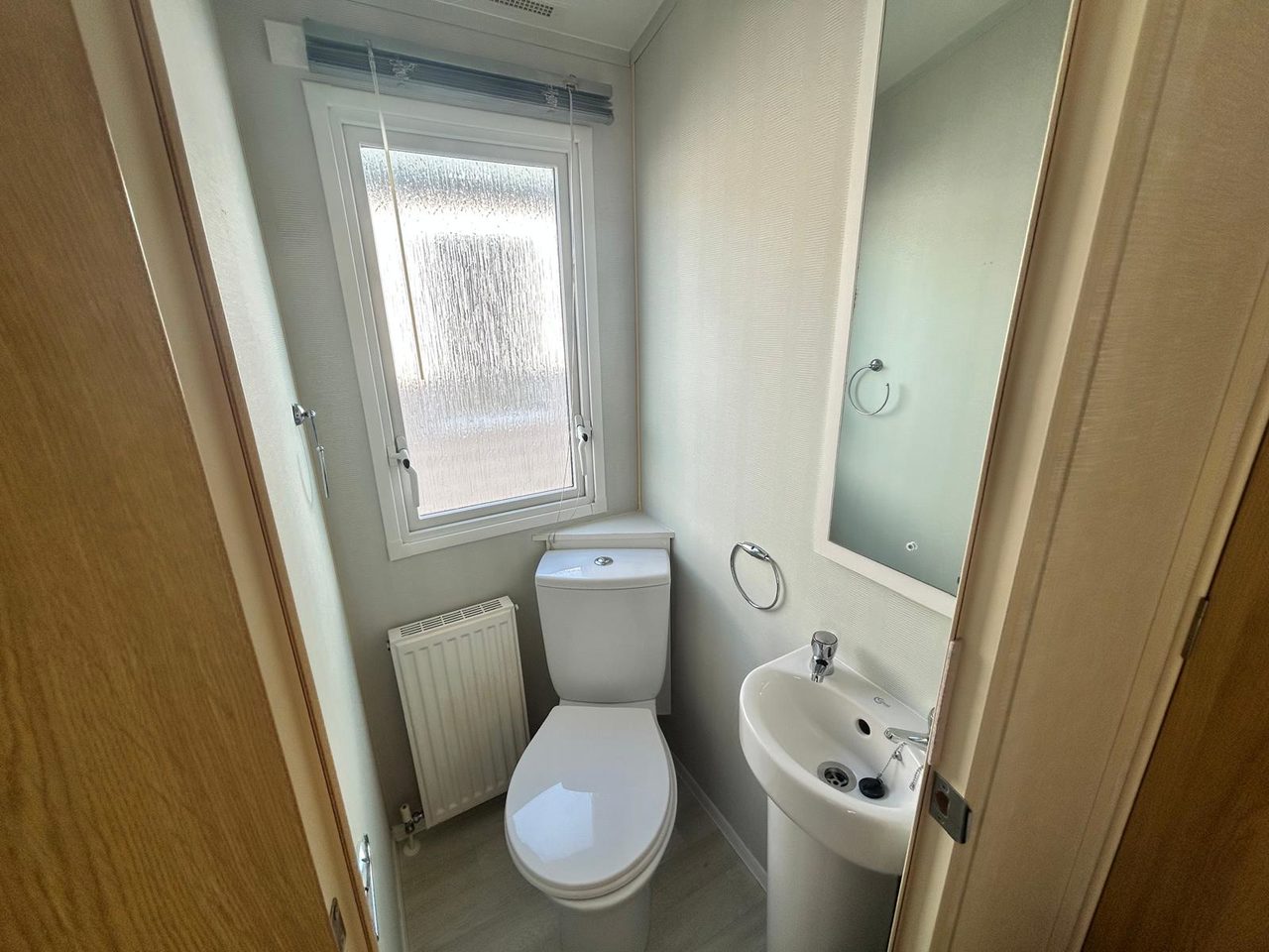 Willerby Avonmore ensuite toilet and hand basin