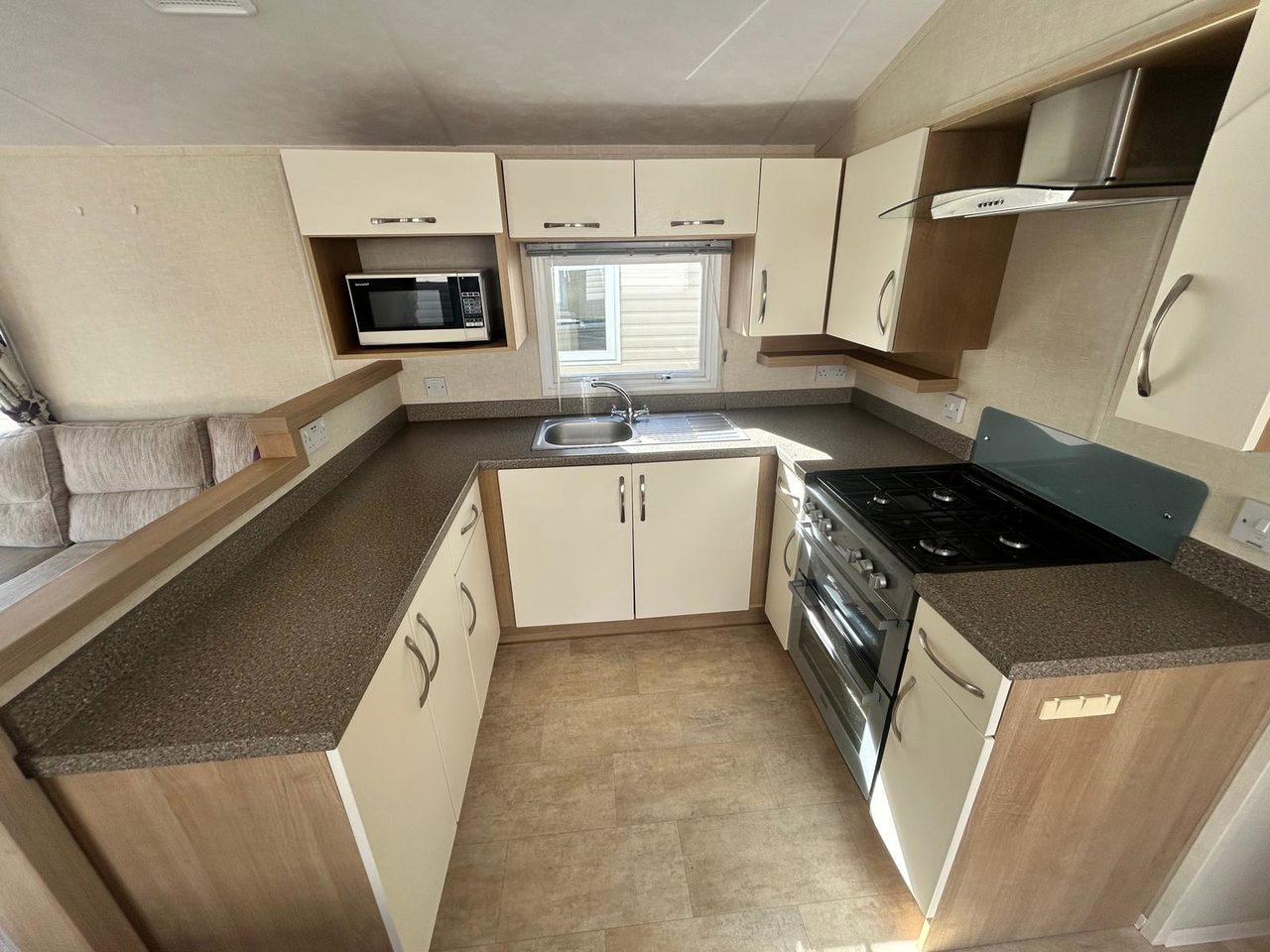 Willerby Avonmore kitchen with gas cooker and cabinets