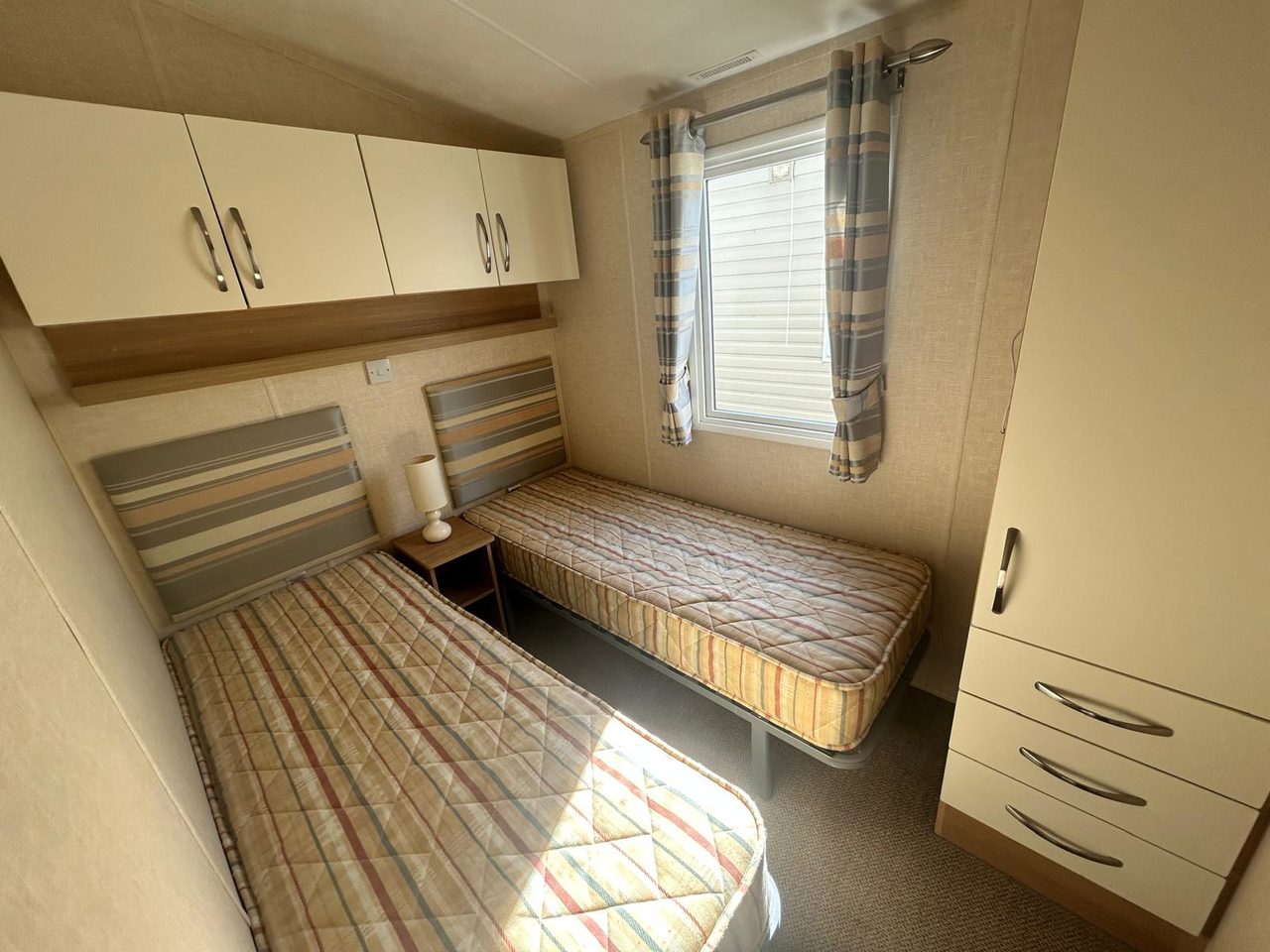Willerby Avonmore twin bedrooms with 2 single beds