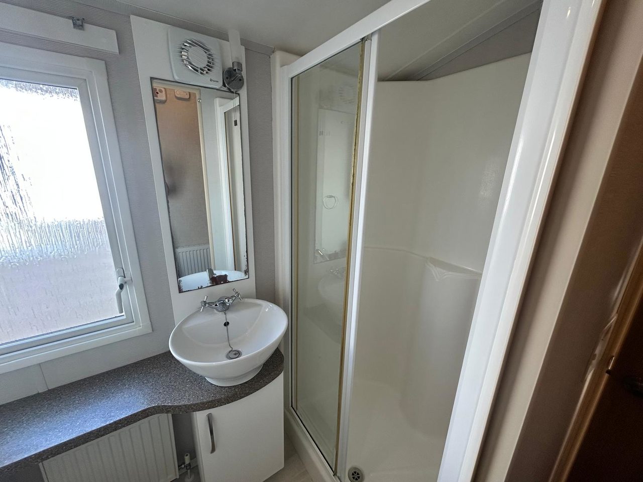 Willerby Avonmore shower cubicle and wash basin